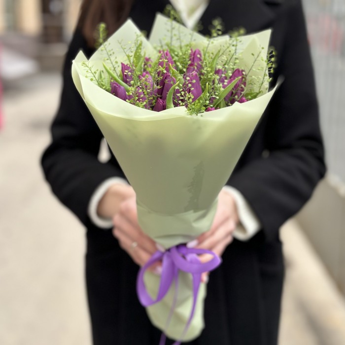 25 фиолетовых тюльпанов с гринбелом