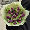 25 фиолетовых тюльпанов с гринбелом