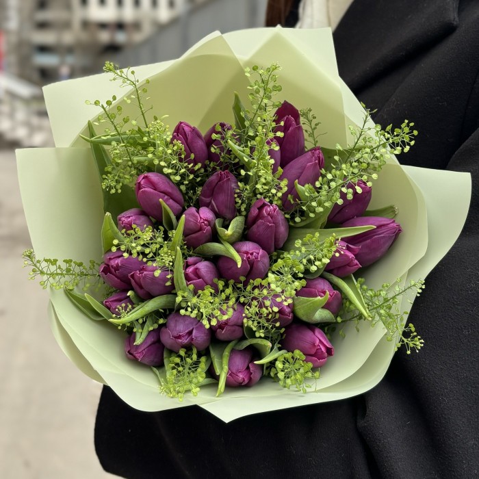 25 фиолетовых тюльпанов с гринбелом