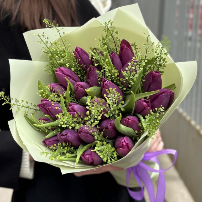 25 фиолетовых тюльпанов с гринбелом