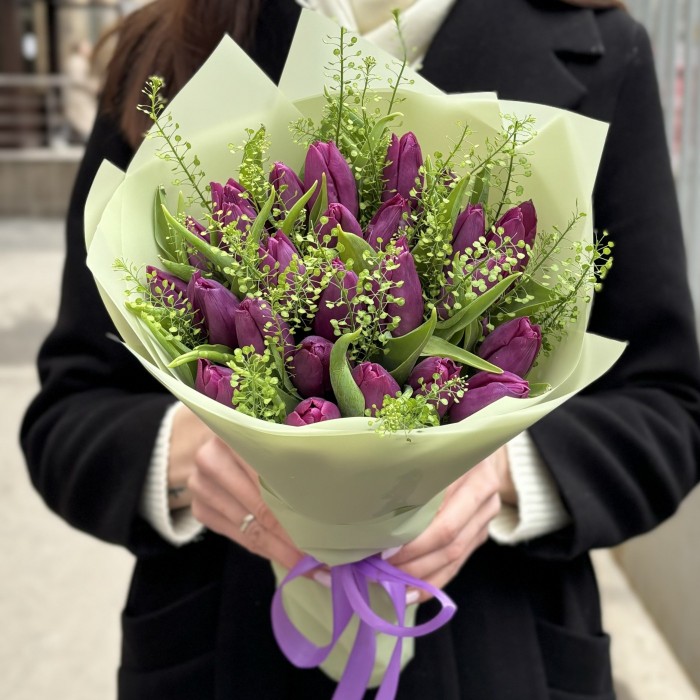 25 фиолетовых тюльпанов с гринбелом