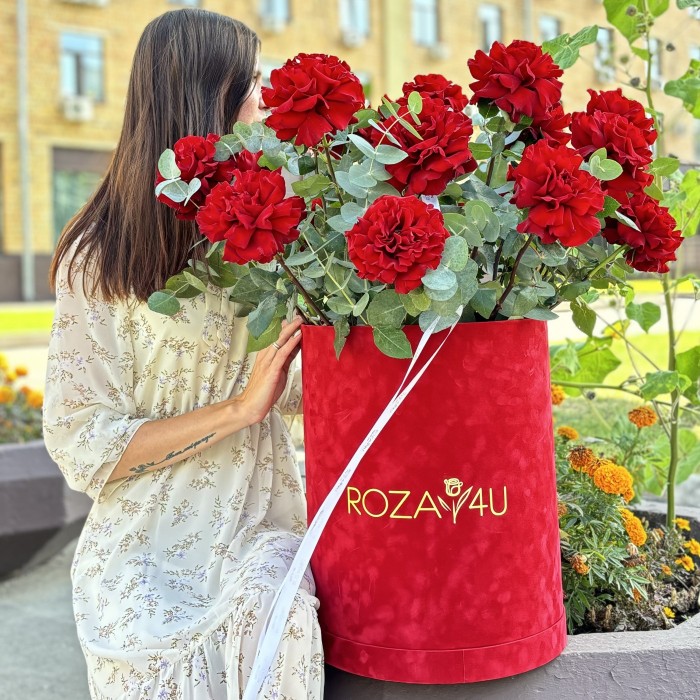 25 французских красных роз в бархатной коробке