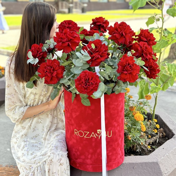 25 французских красных роз в бархатной коробке