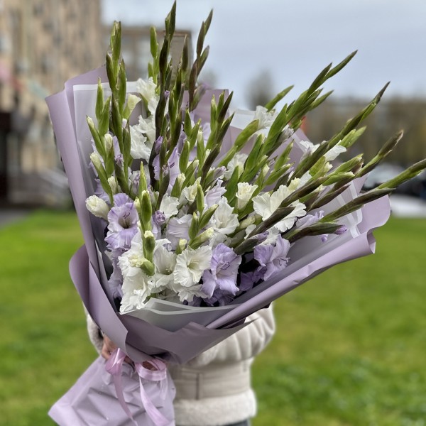 25 белых и сиреневых гладиолусов Нежный микс