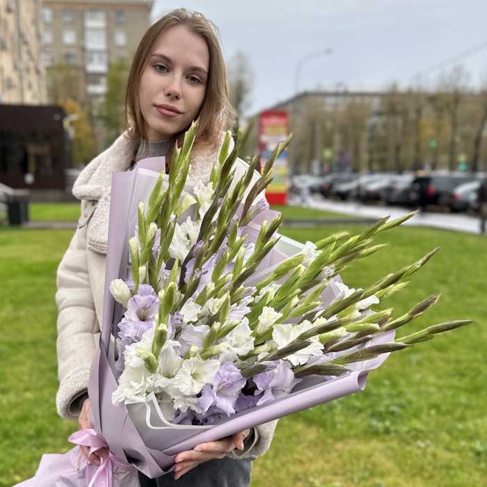 25 белых и сиреневых гладиолусов Нежный микс