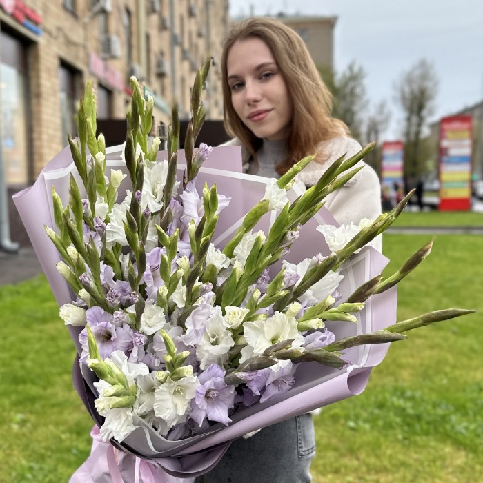 25 белых и сиреневых гладиолусов Нежный микс
