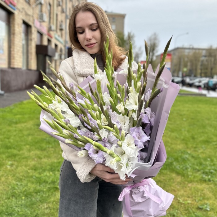 25 белых и сиреневых гладиолусов Нежный микс