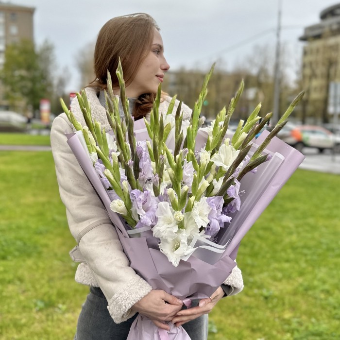 25 белых и сиреневых гладиолусов Нежный микс