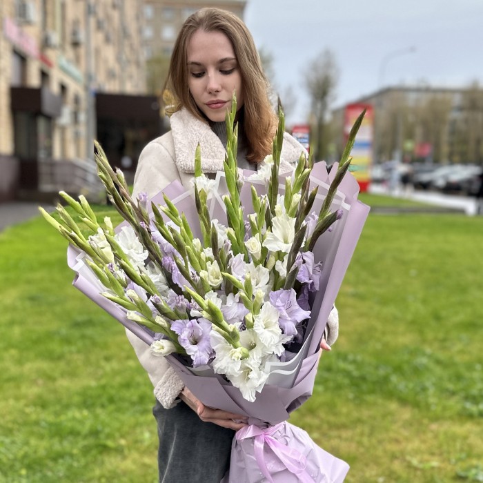25 белых и сиреневых гладиолусов Нежный микс