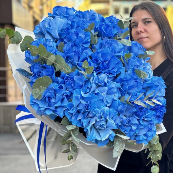 25 пышных голубых роз с эвкалиптом