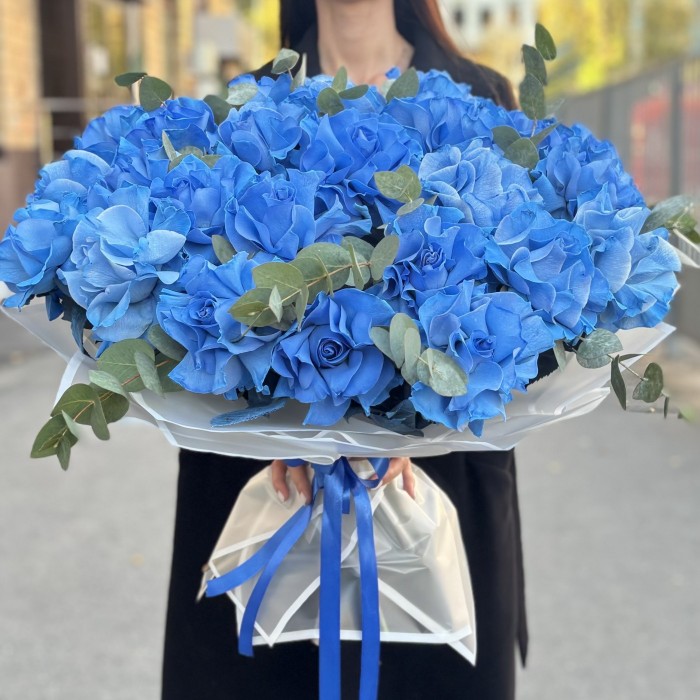 25 пышных голубых роз с эвкалиптом