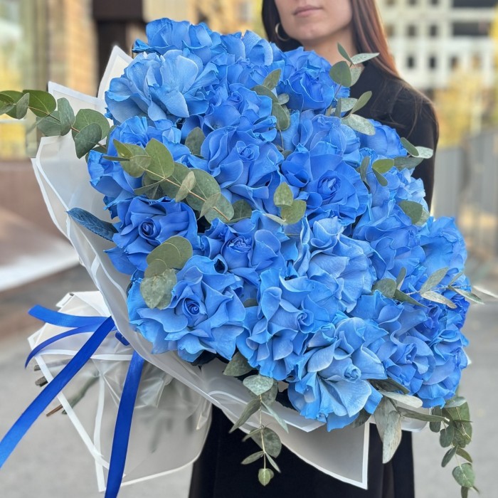 25 пышных голубых роз с эвкалиптом