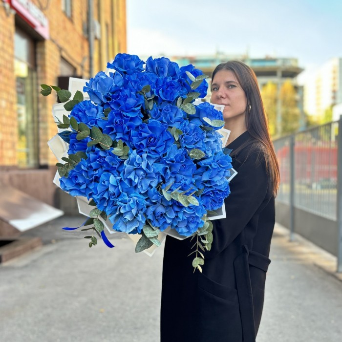 25 пышных голубых роз с эвкалиптом