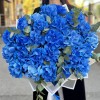 25 пышных голубых роз с эвкалиптом