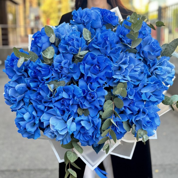 25 пышных голубых роз с эвкалиптом