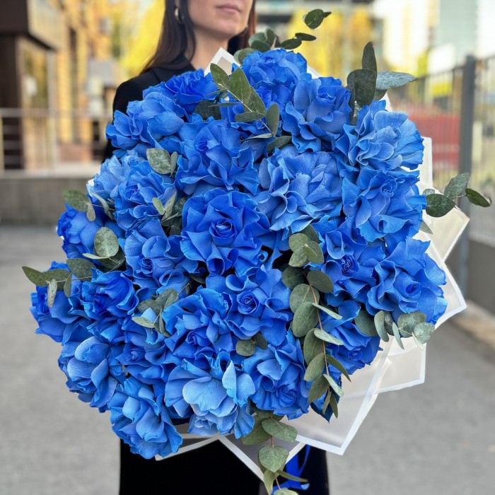 25 пышных голубых роз с эвкалиптом