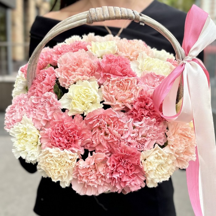 25 гвоздик Нежный микс в корзине