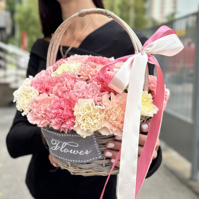 25 гвоздик Нежный микс в корзине