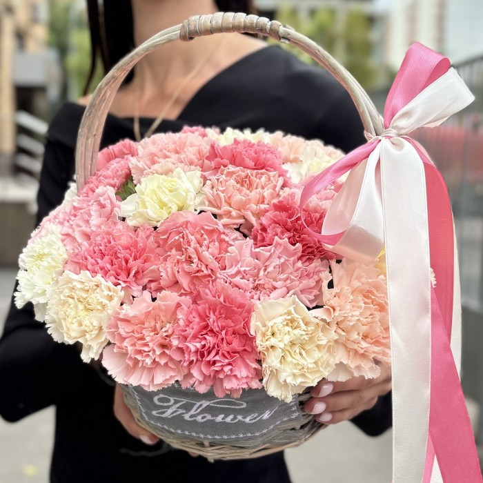 25 гвоздик Нежный микс в корзине