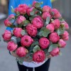25 коралловых пионов с эвкалиптом в коробке