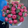 25 коралловых пионов с эвкалиптом в коробке