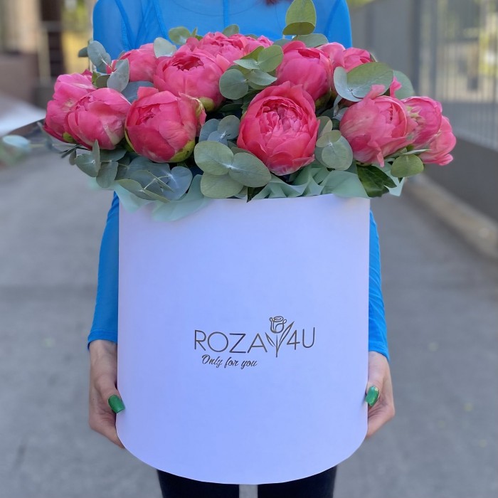 25 коралловых пионов с эвкалиптом в коробке
