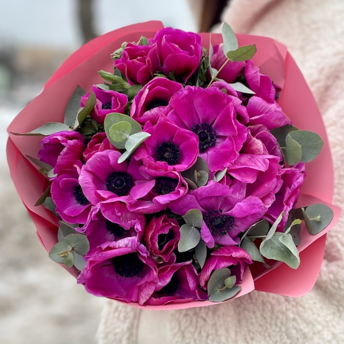 25 малиновых анемонов с эвкалиптом