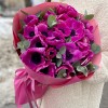 25 малиновых анемонов с эвкалиптом