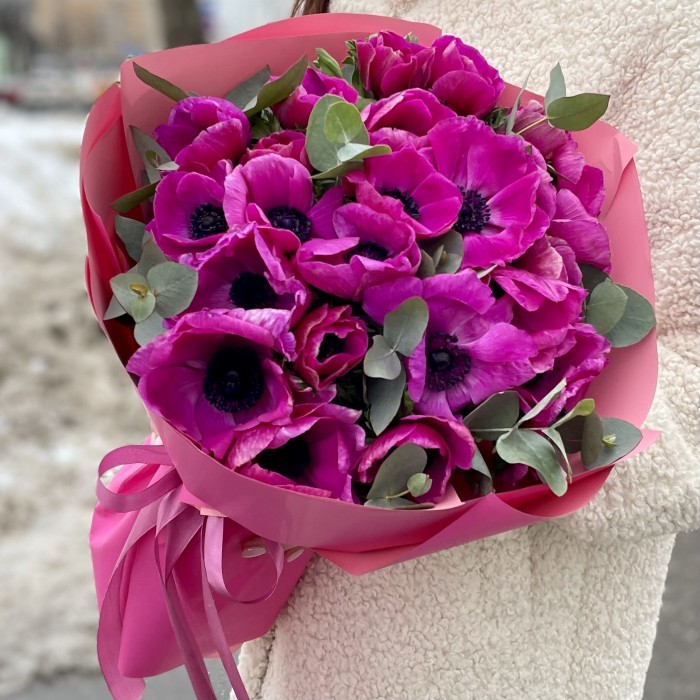 25 малиновых анемонов с эвкалиптом