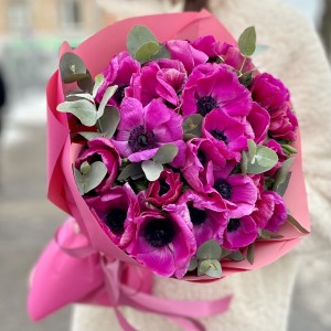 25 малиновых анемонов с эвкалиптом