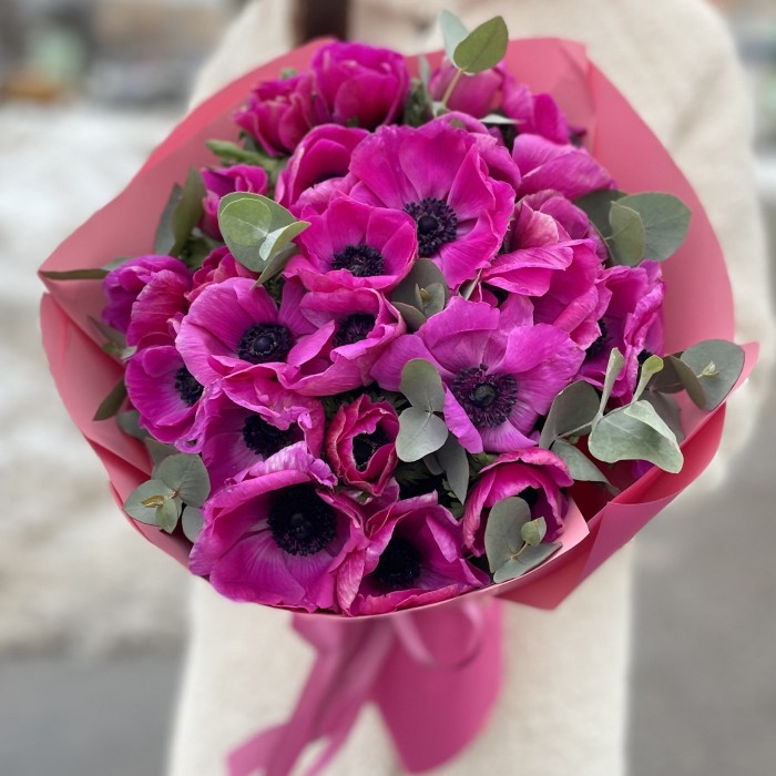 25 малиновых анемонов с эвкалиптом