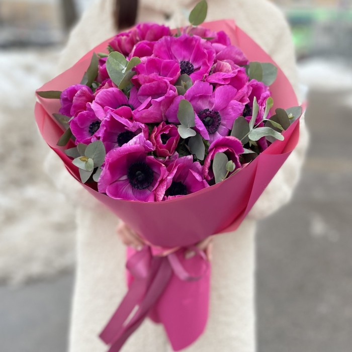25 малиновых анемонов с эвкалиптом