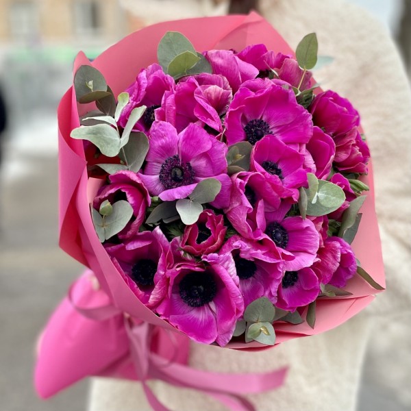 25 малиновых анемонов с эвкалиптом