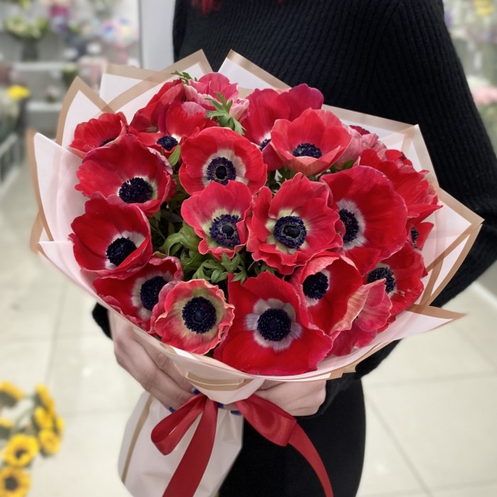 25 красных анемонов
