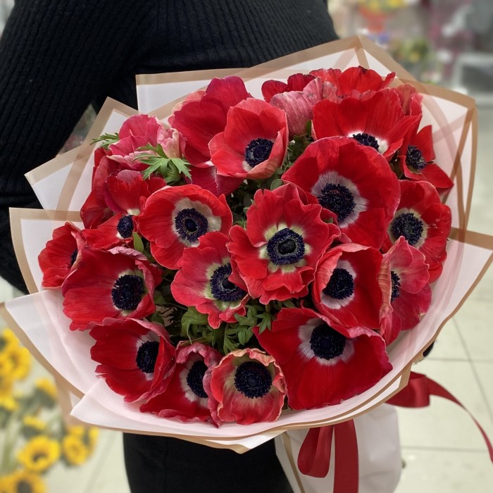 25 красных анемонов
