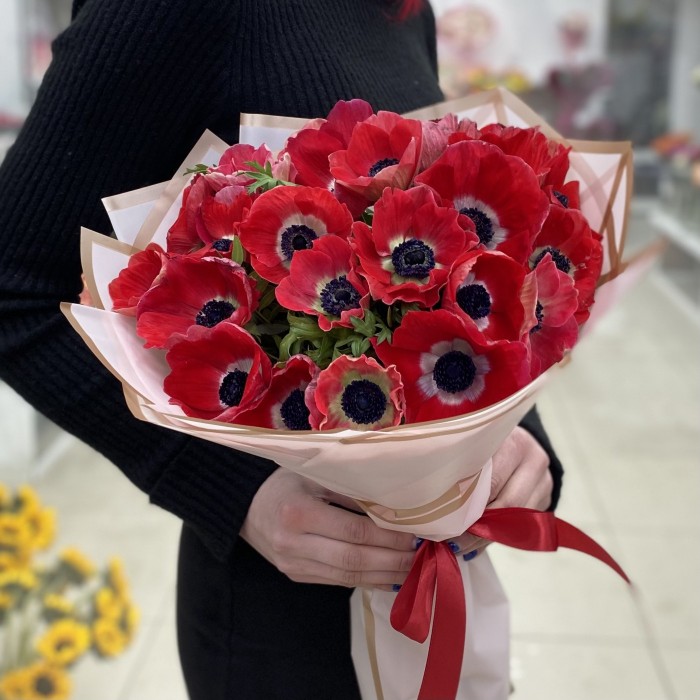 25 красных анемонов