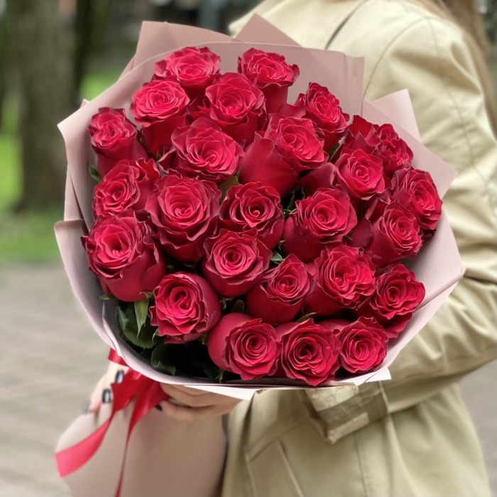25 красных больших роз Родус 50 см