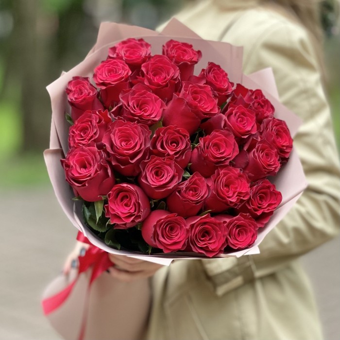 25 красных больших роз Родус 50 см