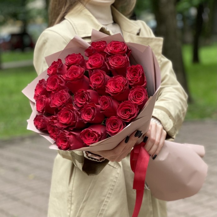 25 красных больших роз Родус 50 см