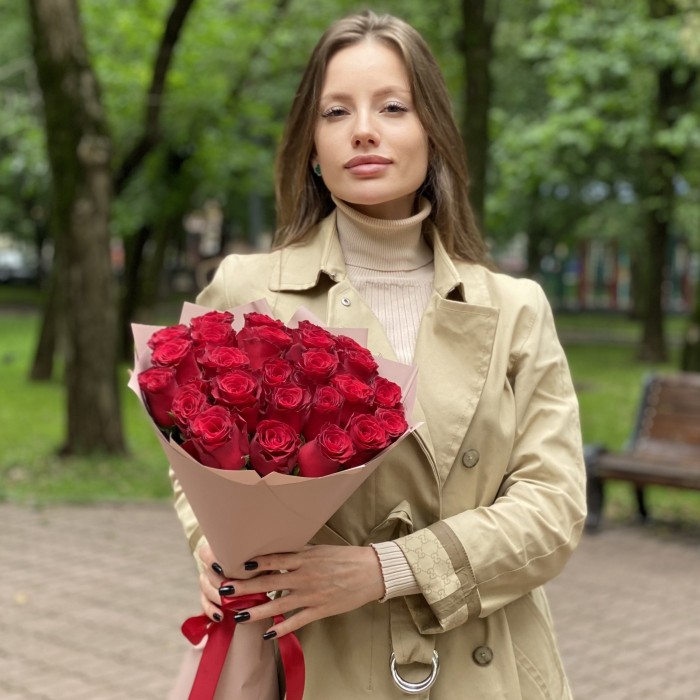 25 красных больших роз Родус 50 см