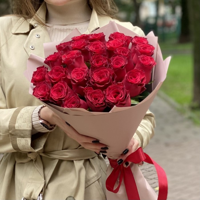 25 красных больших роз Родус 50 см