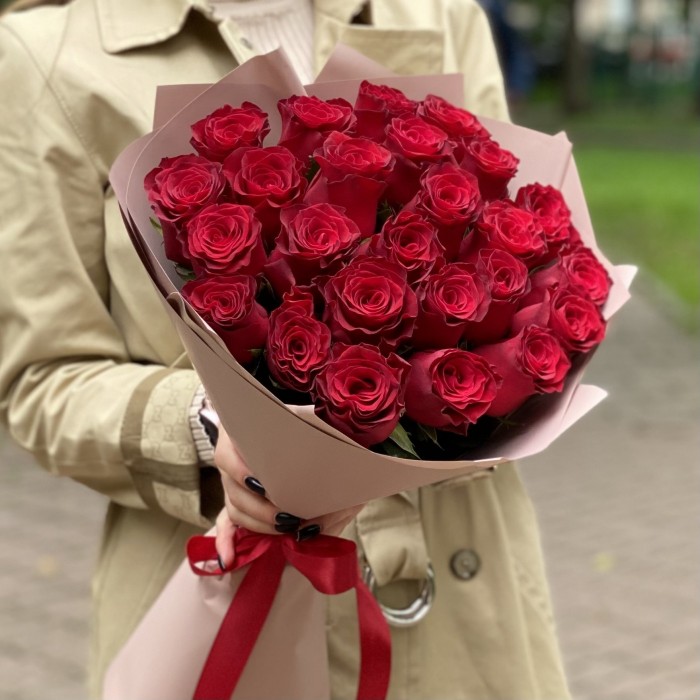 25 красных больших роз Родус 50 см
