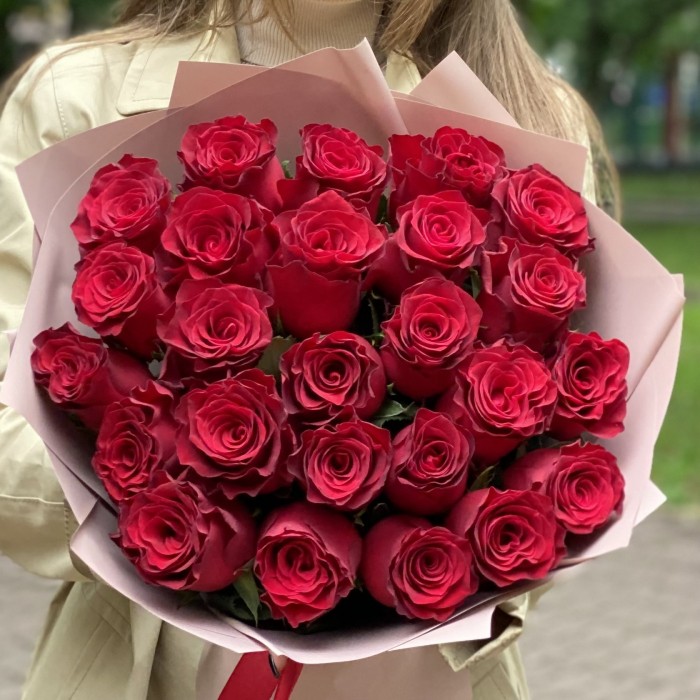 25 красных больших роз Родус 50 см