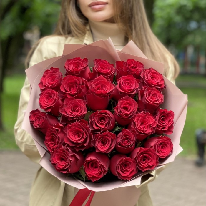25 красных больших роз Родус 50 см
