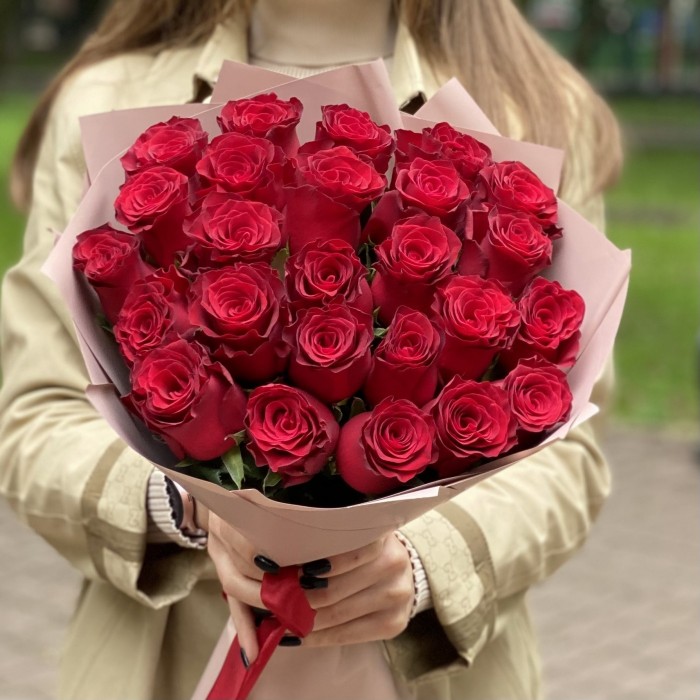 25 красных больших роз Родус 50 см