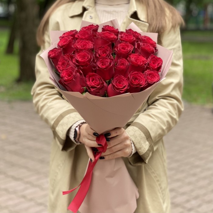 25 красных больших роз Родус 50 см