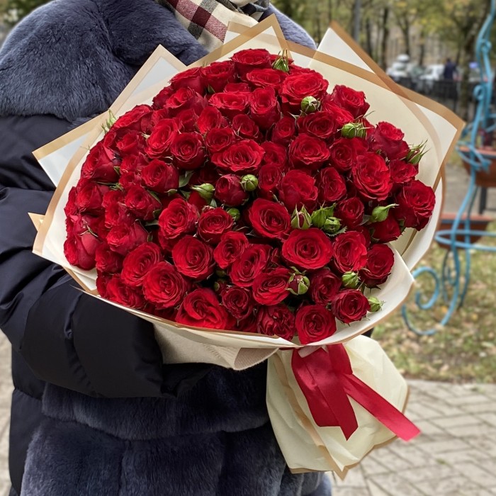 25 красных пионовидных роз Велвет Блоссом