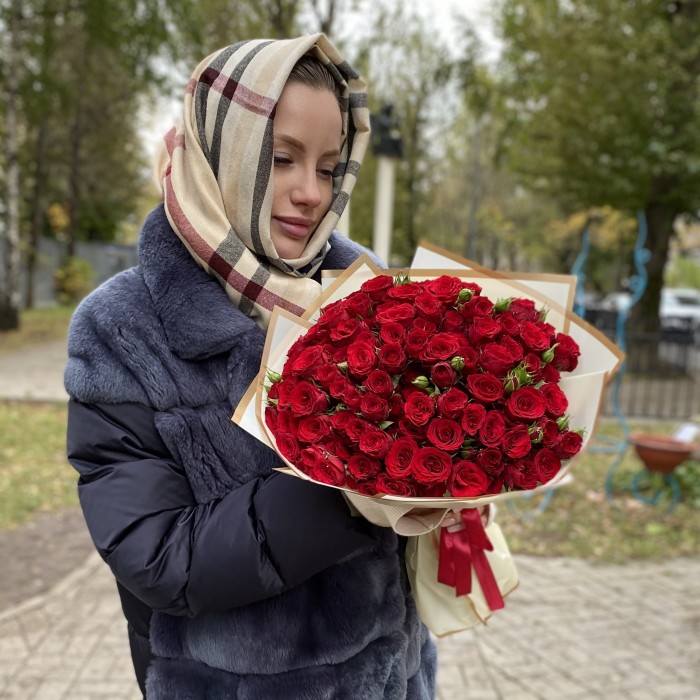 25 красных пионовидных роз Велвет Блоссом