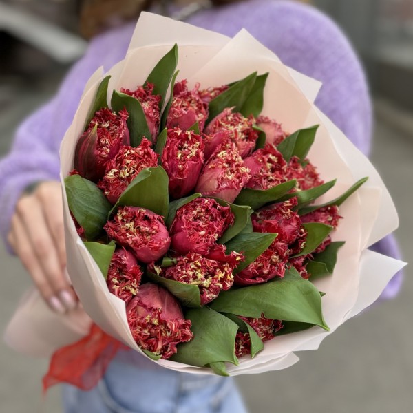 25 махровых красных тюльпанов Ля мур