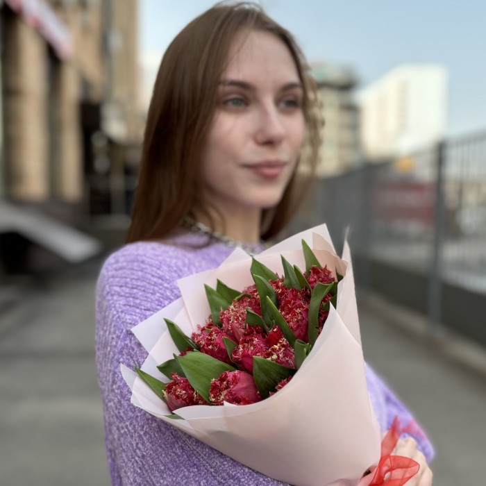 25 махровых красных тюльпанов Ля мур